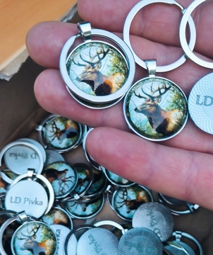 Slika 5 OU je udeležence na otvoritvi in člane obdaril z obeski z motivom Jelena, ki ga najdemo tudi v znaku LD Pivka. Foto Tjaša Žgur